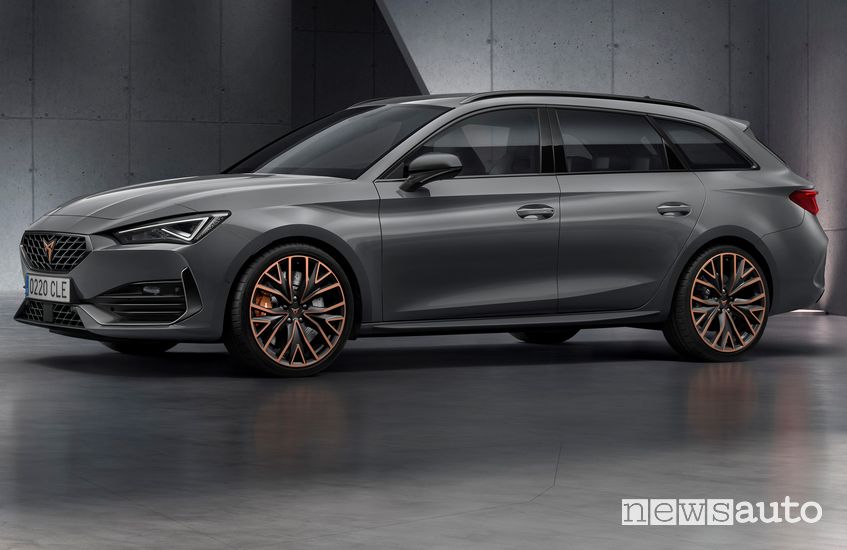 Vista di profilo Cupra Leon Sportstourer
