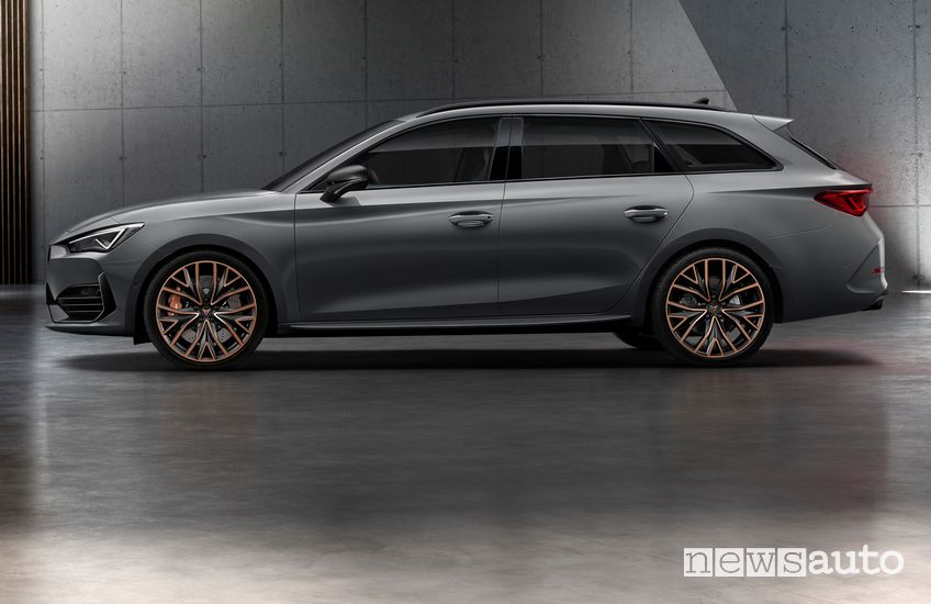 Vista laterale Cupra Leon Sportstourer