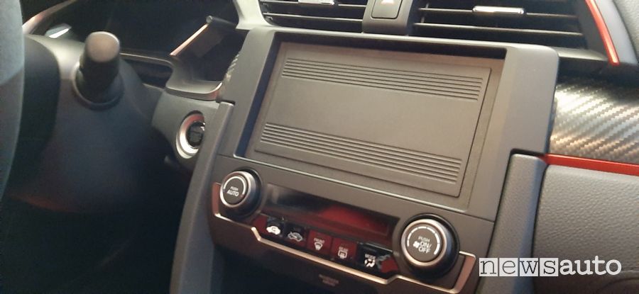 Pannello fonoassorbente al posto dell'infotainment nell'abitacolo della Civic Type R Limited Edition