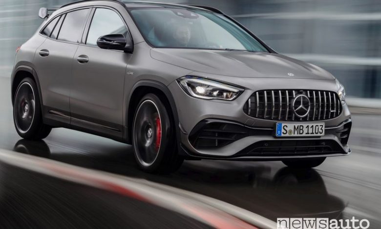 Vista anteriore Mercedes-AMG GLA 45 S 4MATIC + in curva