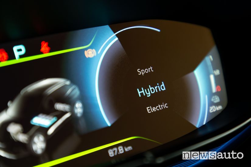 Schermata modalità di guida Hybrid quadro strumenti Peugeot 3008 Hybrid4 Plug-In