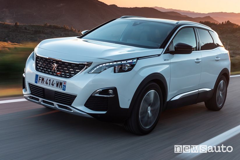Vista di profilo Peugeot 3008 Hybrid4 Plug-In