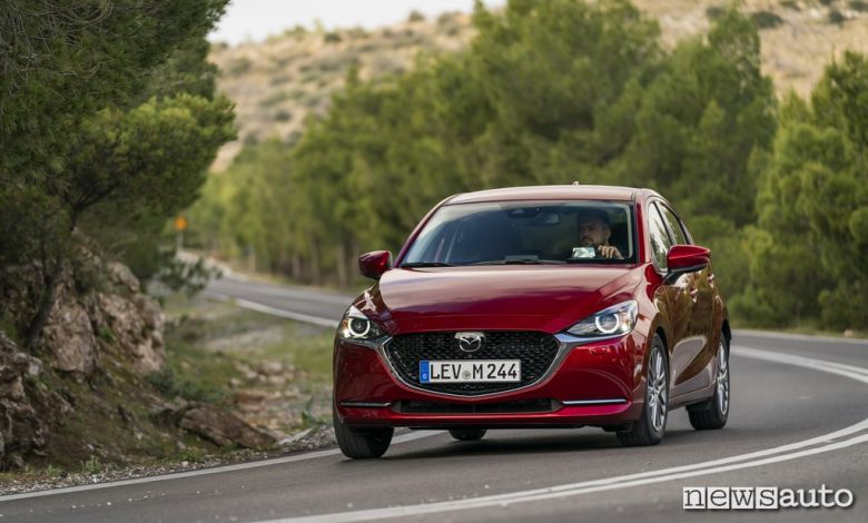 Vista anteriore Mazda2 2020 Soul Red Crystal