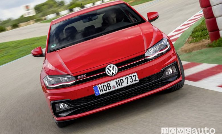 Vista anteriore Volkswagen Polo GTI in pista