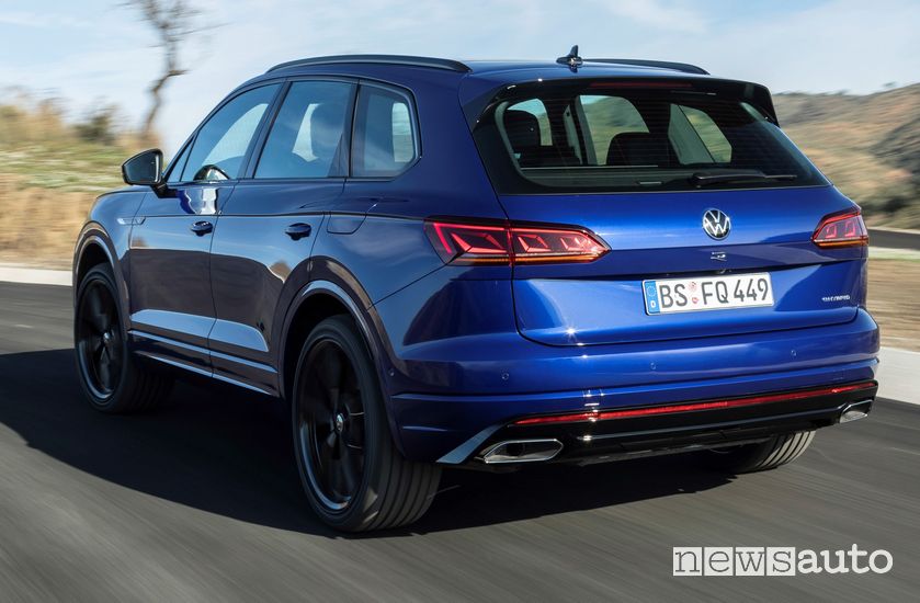 Vista posteriore Volkswagen Touareg R plug-in PHEV