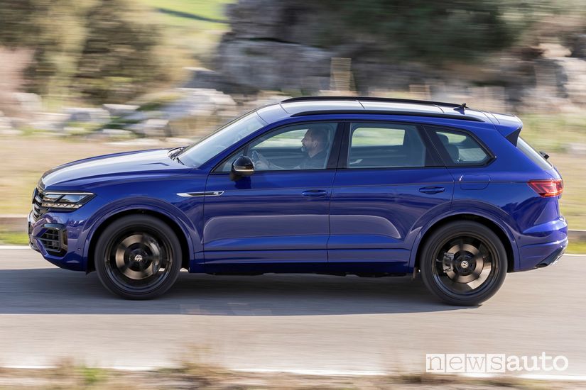 Vista laterale Volkswagen Touareg R plug-in PHEV