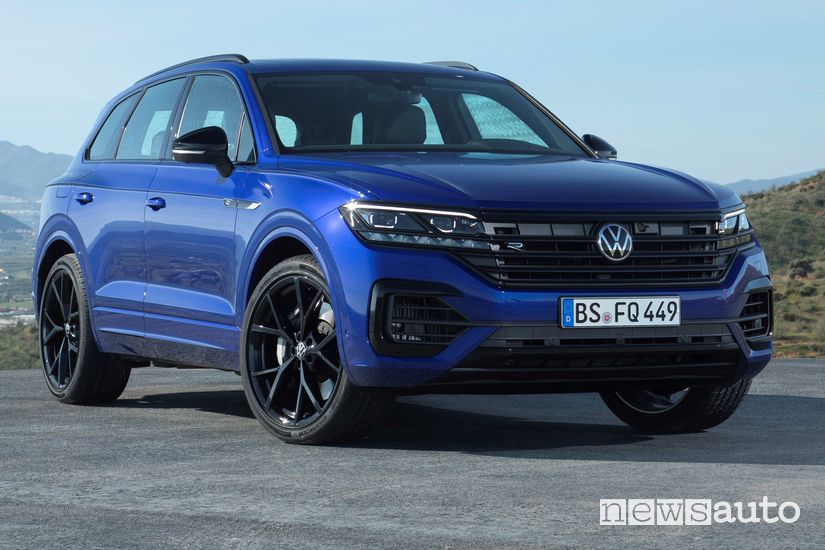 Vista di profilo Volkswagen Touareg R plug-in PHEV