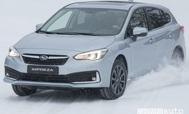 Vista anteriore Subaru Impreza e-Boxer sulla neve