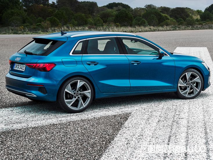 Vista laterale Audi A3 Sportback 2020