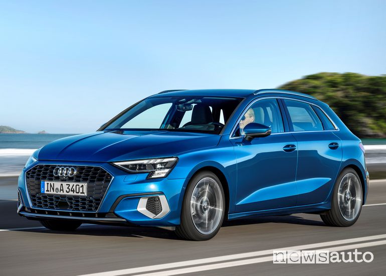 Vista di profilo Audi A3 Sportback 2020 in strada
