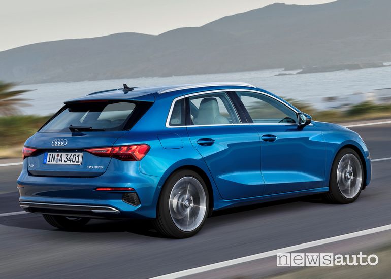 Vista laterale Audi A3 Sportback 2020 in strada