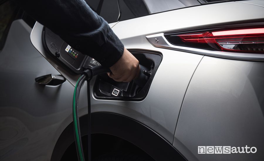 Operazione di ricarica DS 3 Crossback E-Tense 100% elettrica EV