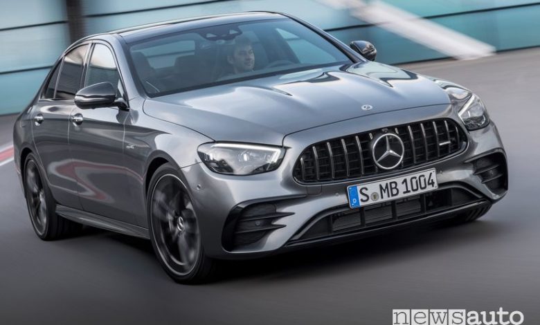Vista anteriore Mercedes-AMG E 53 4Matic+ inserimento in curva