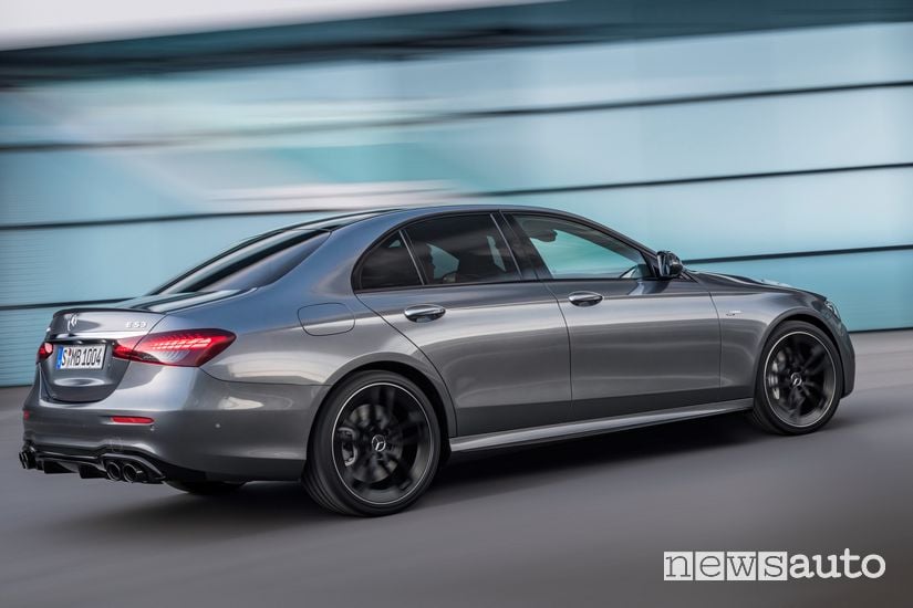 Vista laterale Mercedes-AMG E 53 4Matic+ in strada