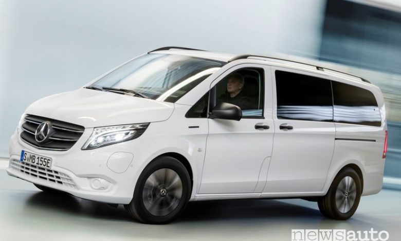 Vista di profilo Mercedes-Benz eVito Tourer
