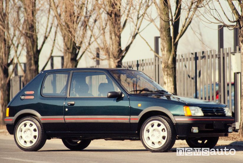 Vista di profilo Peugeot 205 GTI Plus