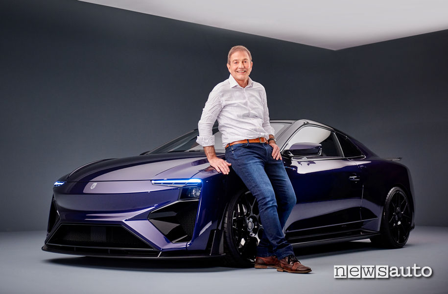 Roland Gumpert in posta con la supercar Gumpert Nathalie