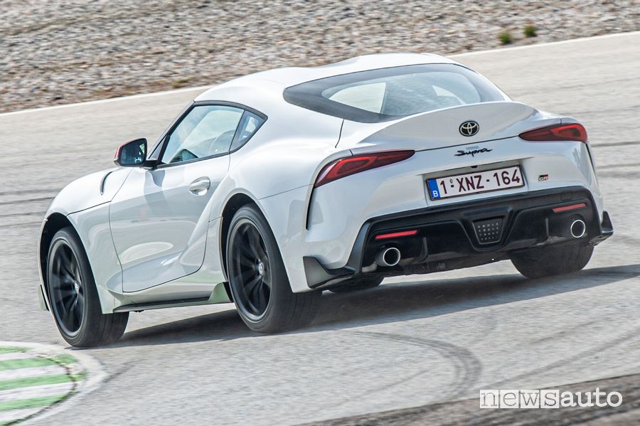 Sovrasterzo di potenza con una Toyota Supra GR 2.0 litri Fuji Speedway