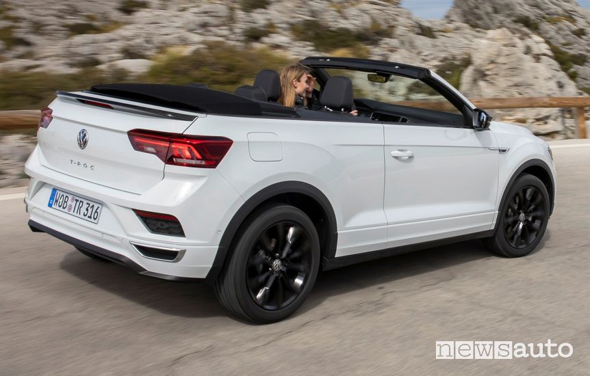 Vista posteriore Volkswagen T-Roc Cabriolet R-Line bianca in strada