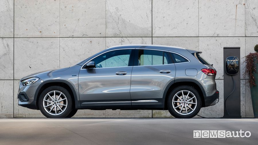 Mercedes-Benz GLA 250 e EQ Power in ricarica da wallbox