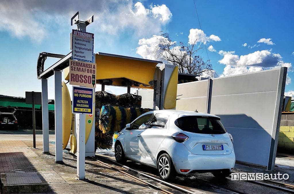 Renault Zoe all'autolavaggio: se si esce di casa durante la quarantena da Coronavirus per l'avare l'auto all'autolavaggio si rischia una multa da 533 euro