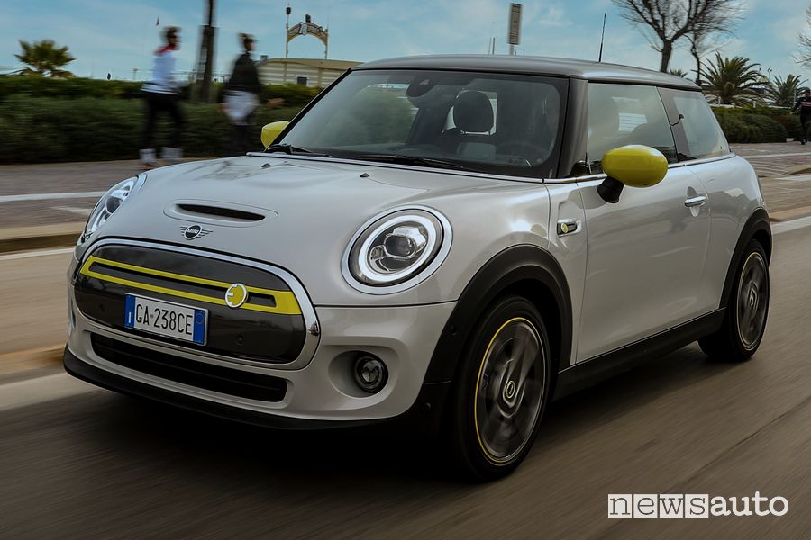 Vista anteriore Mini Cooper SE elettrica sul lungomare di Rimini