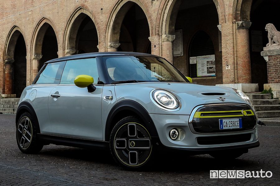 Cerchi in lega lato passeggero Mini Cooper SE elettrica