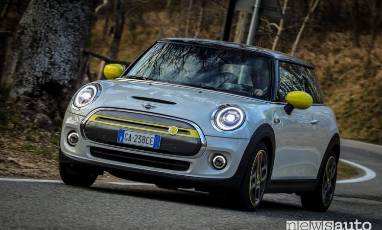 Vista anteriore Mini Cooper SE elettrica