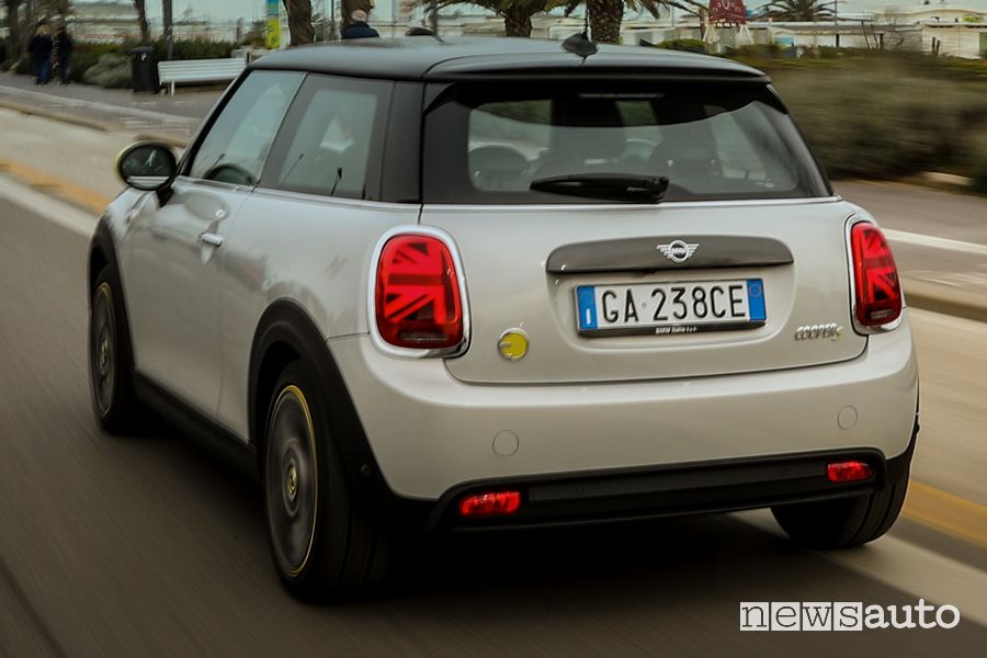 Vista posteriore Mini Cooper SE elettrica sul lungomare di Rimini