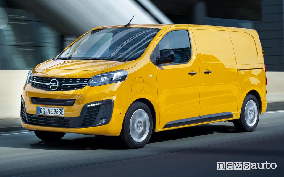 Vista di profilo Opel Vivaro-e elettrico, terza generazione