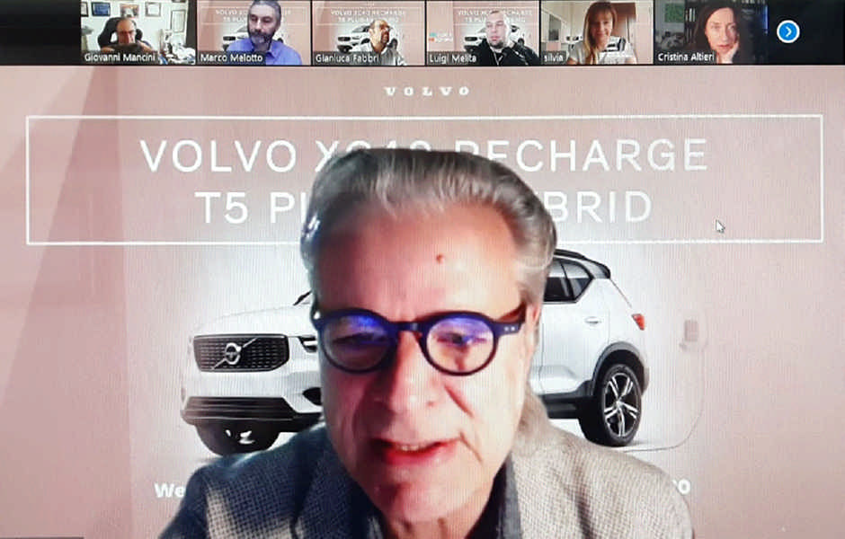 Roberto Lonardi era l'host meeting che ha creato il meeting su Zoom, l’utente master, con tutti gli strumenti per gestire il “pubblico” ovvero i giornalisti partecipanti. Durante una videoconferenza stampa su Zoom