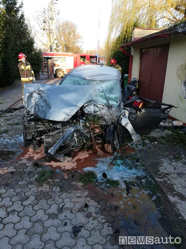La Suzuki Swift ha resistito egregiamente al tremendo volo dalla rotonda di 60 metri..