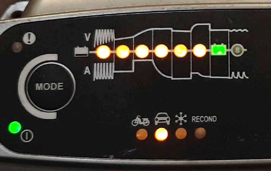 Caricabatteria, mantenitore livello carica batteria auto 12 volt