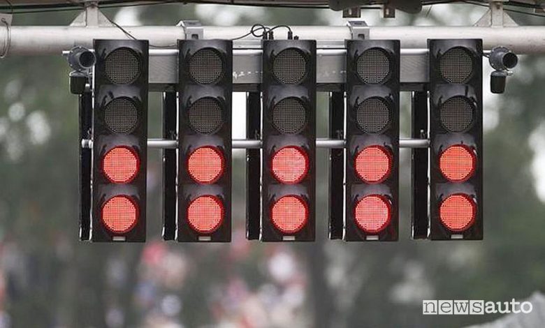 Semaforo rosso, come evitare il traffico