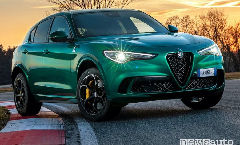 Vista di profilo Alfa Romeo Stelvio Quadrifoglio