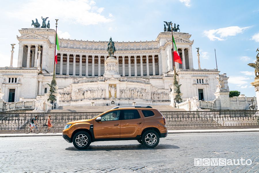 Dacia Duster GPL in Piazza Venezia a Roma