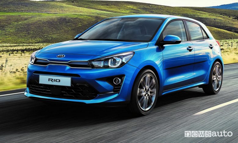 Vista di profilo Kia Rio 2021