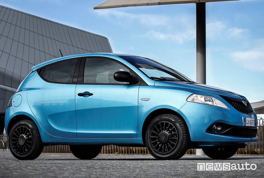 Vista laterale Lancia Ypsilon Hybrid EcoChic