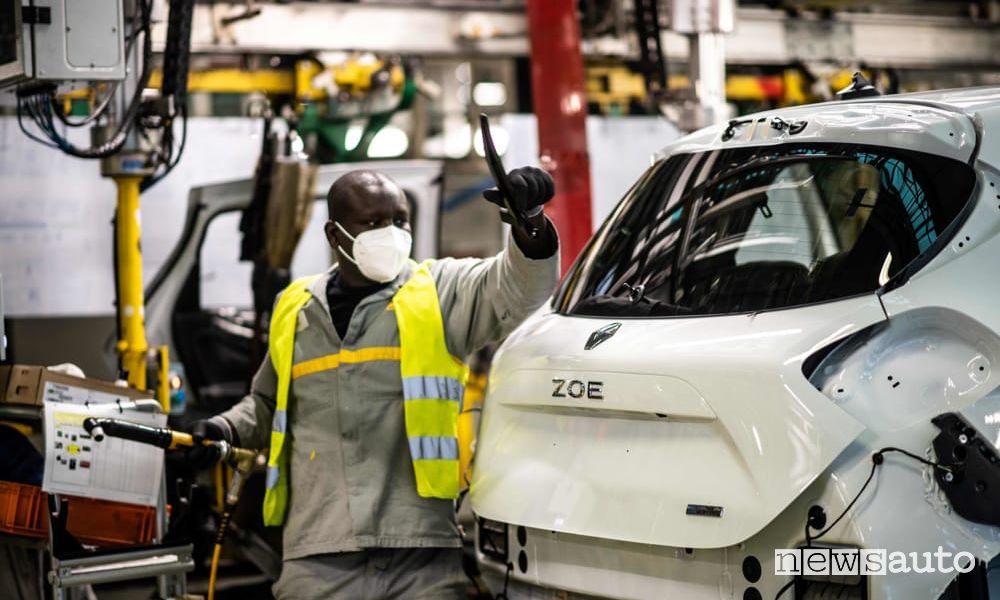 La catena di montaggio della fabbrica di Flins dove viene prodotta la Renault Zoe elettrica è a rischio chiusura per il fallimento Renault