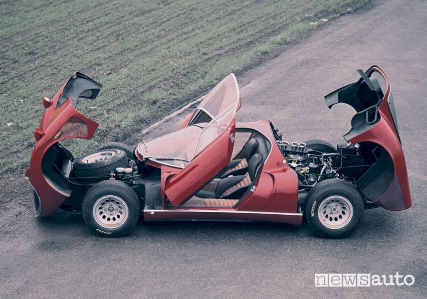 Alfa Romeo 33 stradale del 1967 monta lo stesso motore v8 da 230 CV della versione da corsa