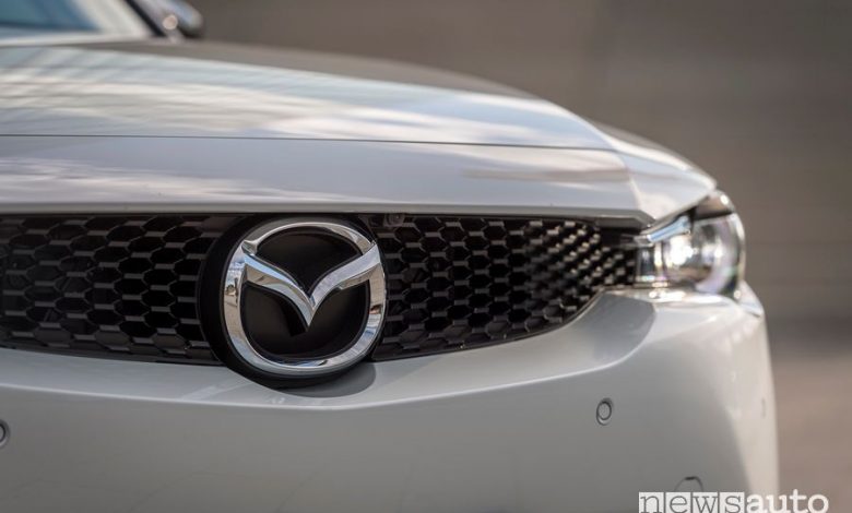 Mascherina anteriore logo Mazda MX-30 elettrica