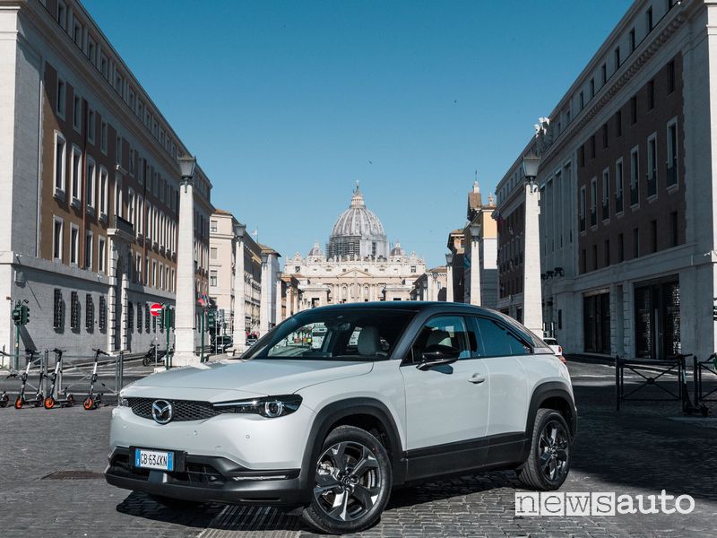 Mazda MX-30 elettrica a Roma davanti San Pietro in Via della Conciliazione