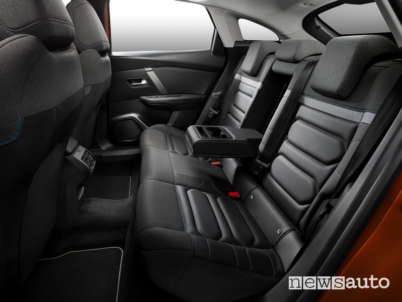 Sedili posteriori abitacolo nuova Citroën C4 elettrica