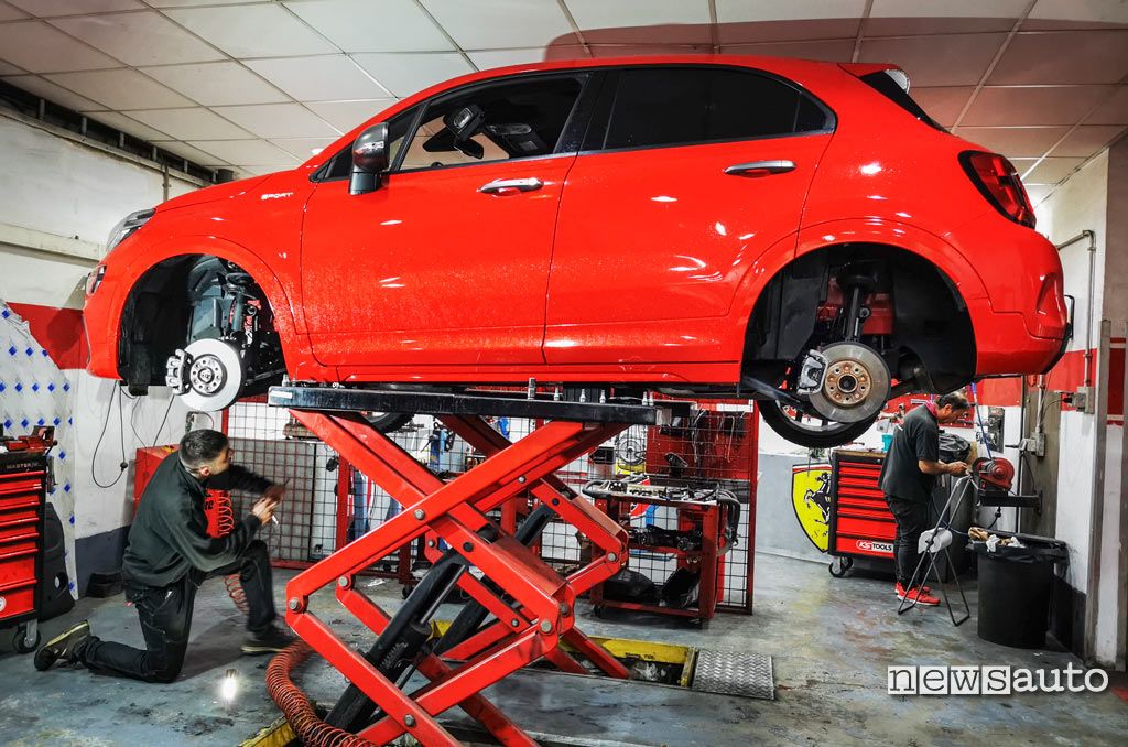 Ai raggi X  la nuova Fiat 500X Sport in officina senza ruote, dopo il test su strada. 