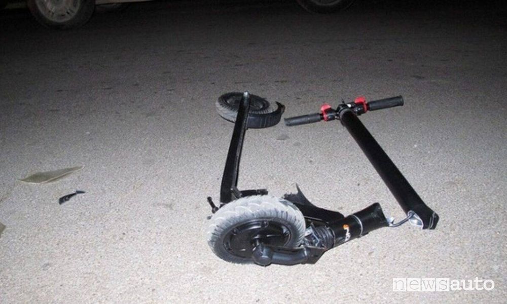 incidenti con monopattini elettrici, spezzato in due