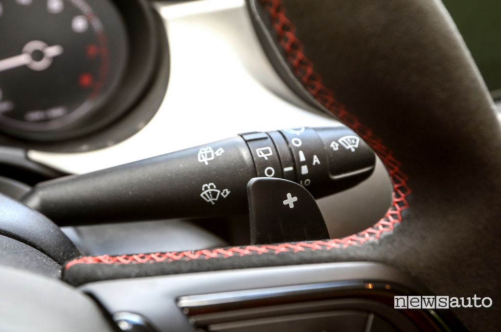 Paddle, le palette sul volante della Fiat 500X Sport 