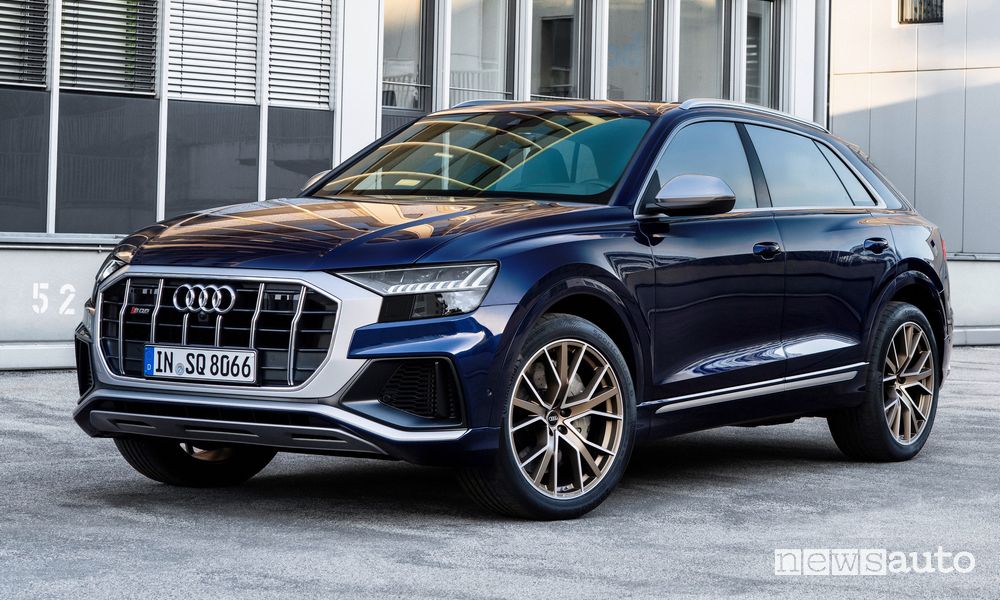 Vista di profilo Audi SQ8 TFSI