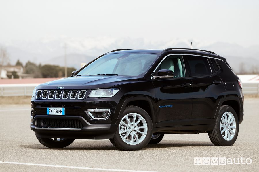 Vista di profilo Jeep Compass 4xe Limited ibrida plug-in