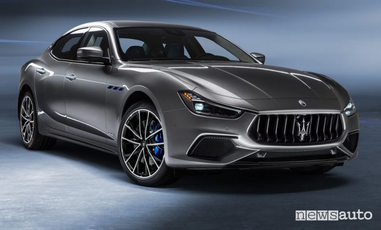 Vista di profilo Maserati Ghibli Hybrid ibrida MHEV
