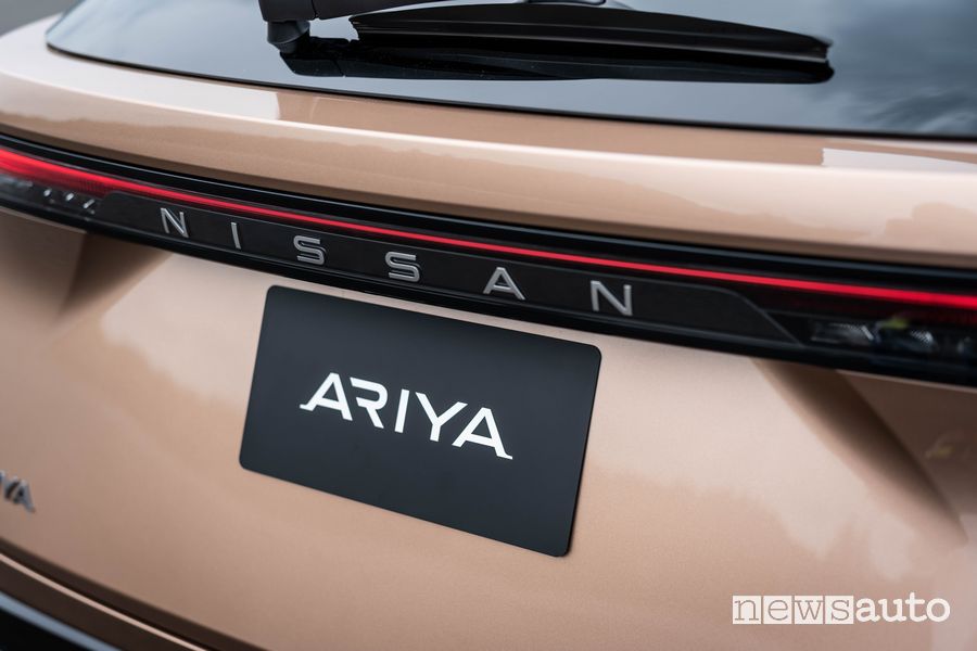 Logo Nissan posteriore Nissan Ariya crossover elettrico